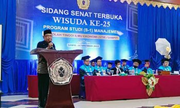 Staf Ahli Bupati Kotim Najmi Fuadi saat menyampaikan sambutan dalam WIsuda XXV STIE Sampit Kamis 24 November 2022 1