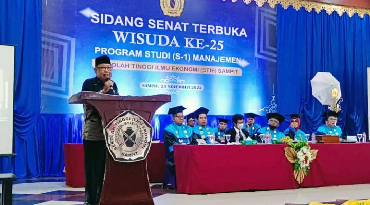 Staf Ahli Bupati Kotim Najmi Fuadi saat menyampaikan sambutan dalam WIsuda XXV STIE Sampit Kamis 24 November 2022 1