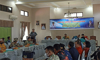 Suasana pembukaan FGD penyusunan naskah akademik dan Rancangan Peraturan Daerah Raperda tentang Masyarakat Hukum Adat Kabupaten Kotim Kamis 24 November 2022.