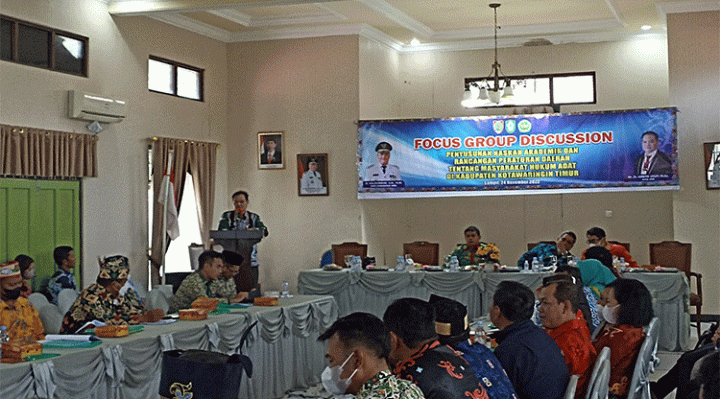 Suasana pembukaan FGD penyusunan naskah akademik dan Rancangan Peraturan Daerah Raperda tentang Masyarakat Hukum Adat Kabupaten Kotim Kamis 24 November 2022.