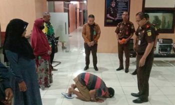 Tersangka kasus pencurian sujud syukur saat Kepala Kejaksaan Negeri Seruyan Romy Rozali menyampaikan penghentian penuntutan perkara.