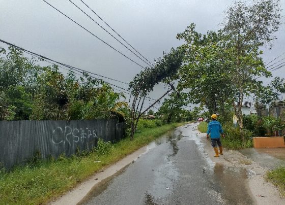 Tiang Listrik PLN miring dan nyaris roboh di Jalan Kenan Sendan Baamang Jumat 18 November 2022