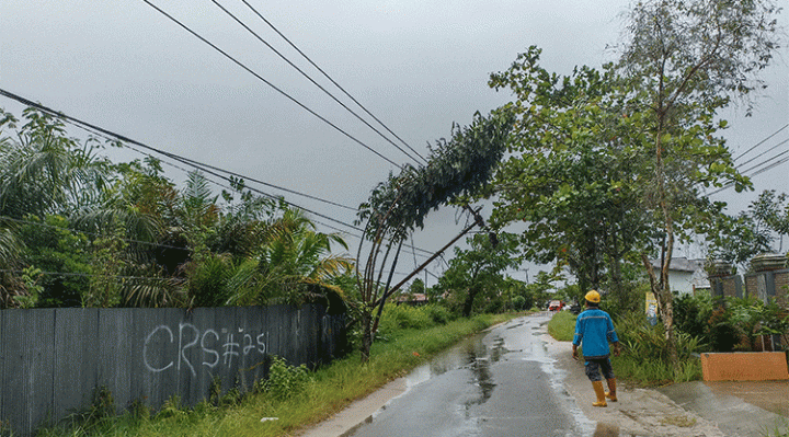 Tiang listrik PLN miring dan nyaris roboh di Jalan Kenan Sendan Baamang Jumat 18 November 2022.