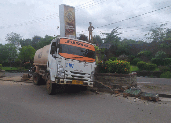 Truk bermuatan CPO alami kecelakaan tunggal di depan Stadion 29 November pagi ini Rabu 2 November 2022.