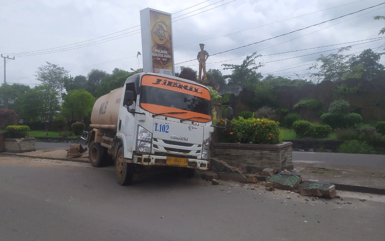 Ban Pecah, Truk Tabrak Trotoar Depan Stadion 29 November