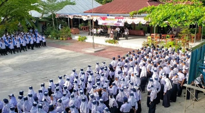 Upacara bendera peringatan hari guru nasional dan hari PGRI dengan SMP Negeri 2 Sampit Jumat 25 November 2022