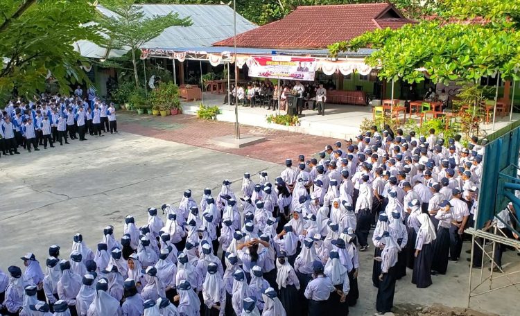 Unik! Peringati Hari Guru Nasional, Guru SMP Negeri 2 Sampit Jadi Petugas Upacara
