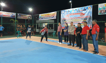 Wabup Kotim Irawati melakukan servis pertama tanda dibukanya Turnamen Bola Voli Pandawa Cup 1.