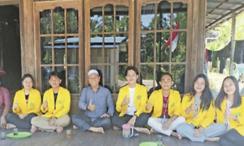 Wakil Ketua I DPRD Kotim Rudianur tengah saat mengunjungi sejumlah mahasiswa Universitas Palangkaraya yang melaksanakan KKN di Desa Basawang Kecamatan Mentaya Hilir Selatan Kotim.