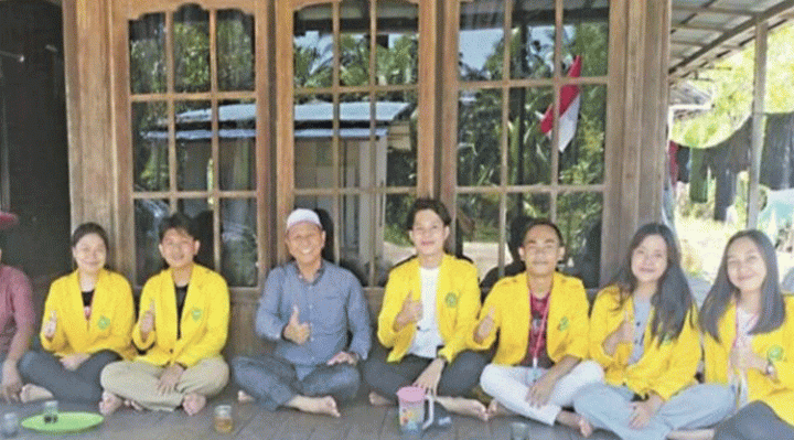 Wakil Ketua I DPRD Kotim Rudianur tengah saat mengunjungi sejumlah mahasiswa Universitas Palangkaraya yang melaksanakan KKN di Desa Basawang Kecamatan Mentaya Hilir Selatan Kotim.