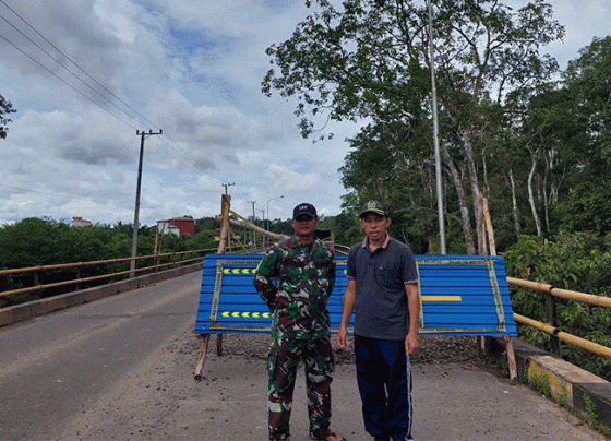 Wakil Ketua II DPRD Seruyan Muhammad Aswin saat berada dilokasi titik kerusakan pada jembatan layang Desa Asam Baru Sabtu 26 November 2022.