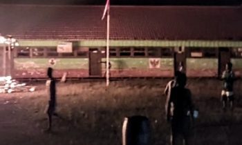 Warga berupaya memadamkan api di SDN 2 Cempaka Mulia Timur Kecamatan Cempaga Selasa dini hari 22 November 2022