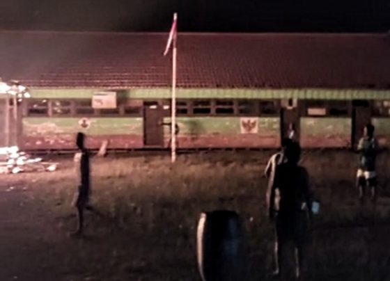 Warga berupaya memadamkan api di SDN 2 Cempaka Mulia Timur Kecamatan Cempaga Selasa dini hari 22 November 2022