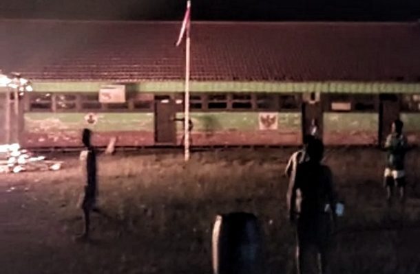 Warga berupaya memadamkan api di SDN 2 Cempaka Mulia Timur Kecamatan Cempaga Selasa dini hari 22 November 2022