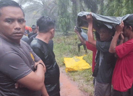 Warga dan polisi mengevakuasi jasad Anthoni yang ditemukan tewas dalam parit perkebunan kelapa sawit.