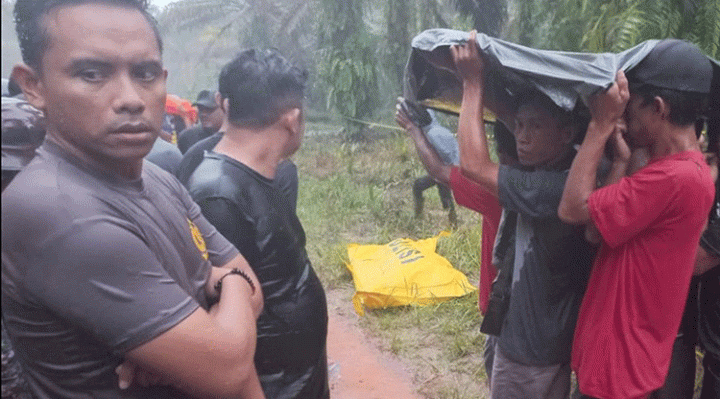 Warga dan polisi mengevakuasi jasad Anthoni yang ditemukan tewas dalam parit perkebunan kelapa sawit.