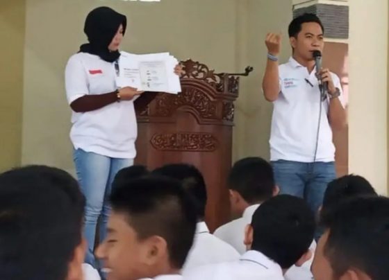 Anggota DPRD Kotim Komisi III Riskon Fabiansyah berdiri sebelah kanan