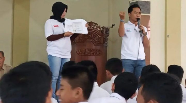 Anggota DPRD Kotim Komisi III Riskon Fabiansyah berdiri sebelah kanan
