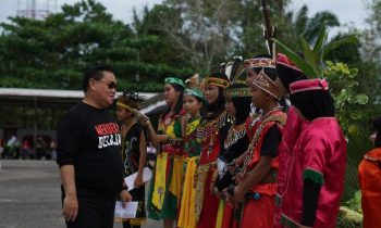 Bupati Kabupaten Kotim Halikinnor saat berbincang bincang dengan para peserta Gebyar Merdeka