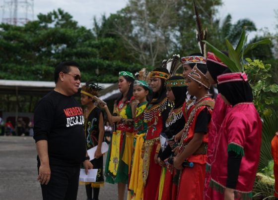 Bupati Kabupaten Kotim Halikinnor saat berbincang bincang dengan para peserta Gebyar Merdeka
