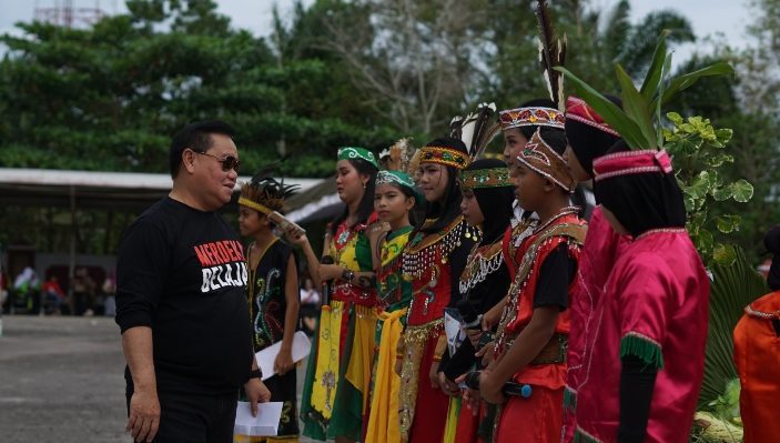 Bupati Kabupaten Kotim Halikinnor saat berbincang bincang dengan para peserta Gebyar Merdeka