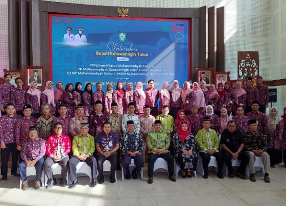 Bupati Kabupaten Kotim Halikinnor saat berfoto bersama dengan para pendiri UMSA