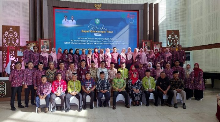 Bupati Kabupaten Kotim Halikinnor saat berfoto bersama dengan para pendiri UMSA