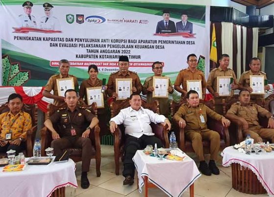 Bupati Kotim Halikinnor Sekda Kotim Fajurrahman Kejaksaan Negeri Kepala DPMDES Sutimin berfoto bersama dengan 7 Kepala Desa Mandiri