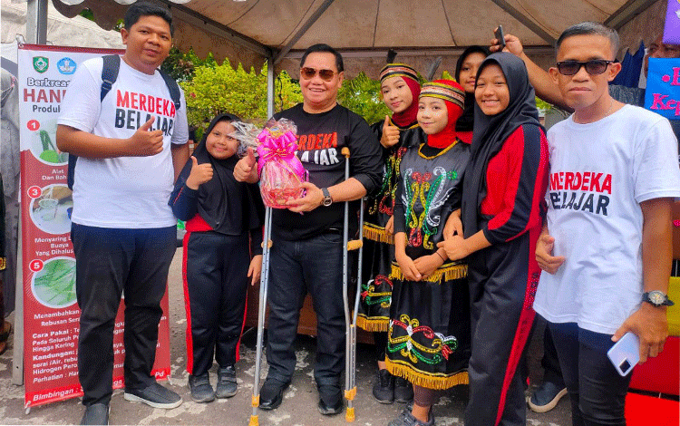 Siswa SDN 4 Ketapang Angkat Tema Kearifan Lokal lewat Serbuk Bawang Dayak