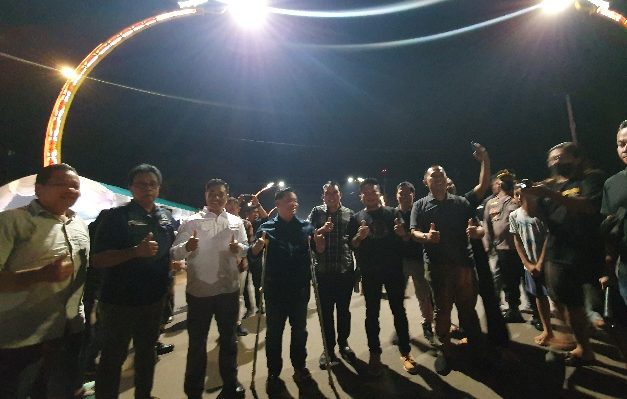 Bupati Kotim Halikinnor bersama sejumlah pejabat berfoto bersama di lokasi Terowongan Nur Mentaya Sabtu malam 10 Desember 2022