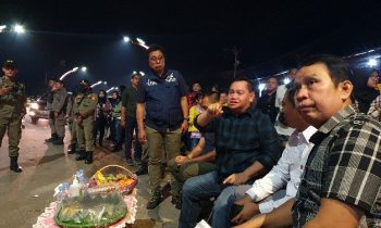 Bupati Kotim Halikinnor bersantai di sekitar kawasan Terowongan Nur Mentaya