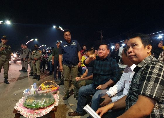 Bupati Kotim Halikinnor bersantai di sekitar kawasan Terowongan Nur Mentaya