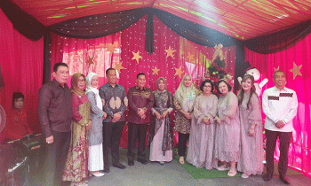 Bupati Kotim Halikinnor dan rombongan foto bersama saat Safari Natal di kediamaan Ketua DPRD Kotim Rinie Minggu 25 Desember 2022.