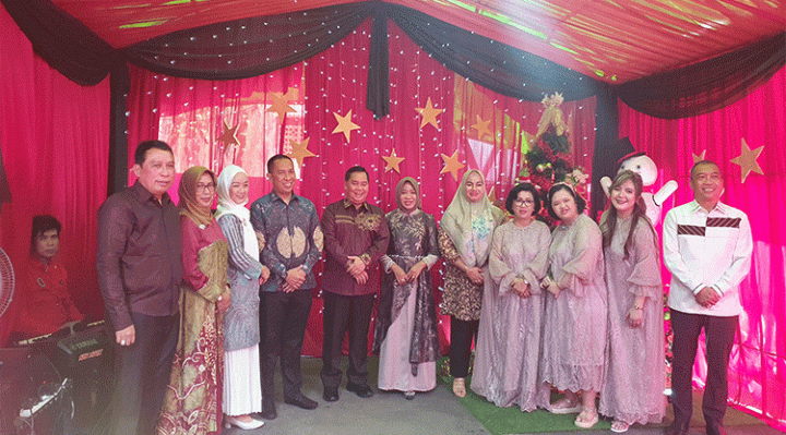 Bupati Kotim Halikinnor dan rombongan foto bersama saat Safari Natal di kediamaan Ketua DPRD Kotim Rinie Minggu 25 Desember 2022.