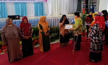 Bupati Kotim Halikinnor didampingi Wabup Kotim Irawati saat memberikan penghargaan kepada ibu ibu inspiratif dalam Peringatan Hari Ibu