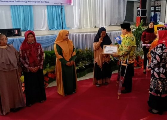 Bupati Kotim Halikinnor didampingi Wabup Kotim Irawati saat memberikan penghargaan kepada ibu ibu inspiratif dalam Peringatan Hari Ibu