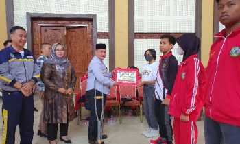 Bupati Kotim Halikinnor didampingi Wakil Bupati Kotim Irawati dan Kepala Dinas Pemuda dan Olahraga Wim RK Benung saat menyerahkan secara simbolis