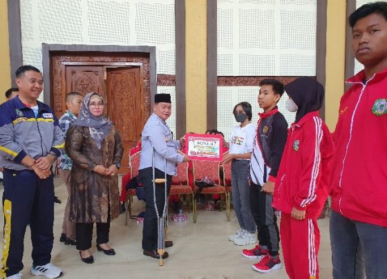 Bupati Kotim Halikinnor didampingi Wakil Bupati Kotim Irawati dan Kepala Dinas Pemuda dan Olahraga Wim RK Benung saat menyerahkan secara simbolis