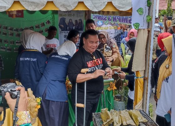 Bupati Kotim Halikinnor membeli 4 bungkus pepes ikan yang dibakar dengan briket daun kering karya SMPN 3 Sampit Selasa 27 Desember 2022