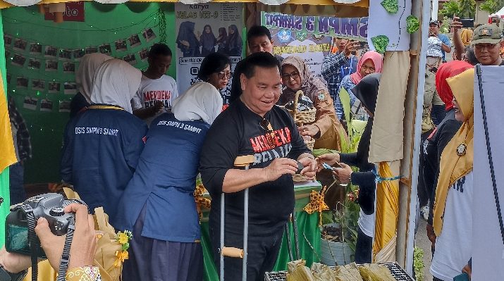 Bupati Kotim Halikinnor membeli 4 bungkus pepes ikan yang dibakar dengan briket daun kering karya SMPN 3 Sampit Selasa 27 Desember 2022