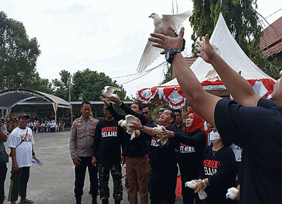 Bupati Kotim Halikinnor memimpin pelepasan burung merpati sebagai simbol kebebasan siswa pada Kurikulum Merdeka Selasa 27 Desember 2022.