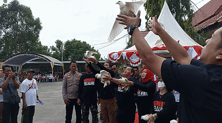 Bupati Kotim Halikinnor memimpin pelepasan burung merpati sebagai simbol kebebasan siswa pada Kurikulum Merdeka Selasa 27 Desember 2022.