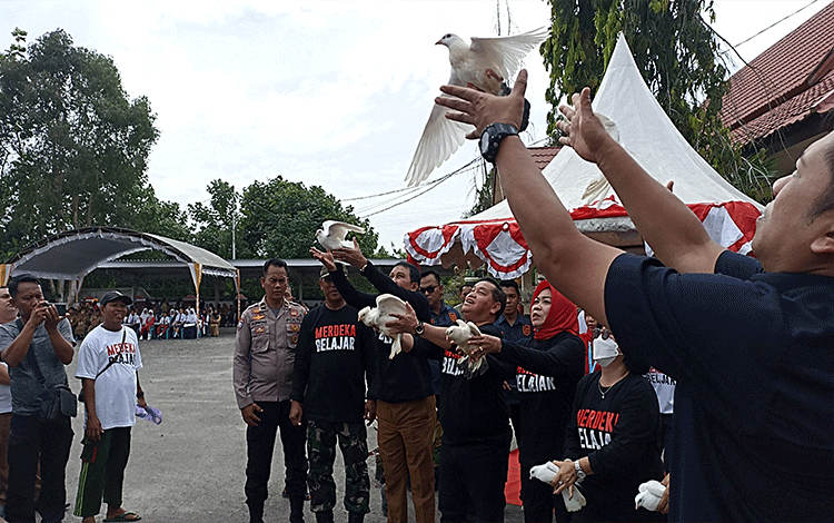 Pelepasan Burung Merpati Simbol Kebebasan Siswa pada Kurikulum Merdeka