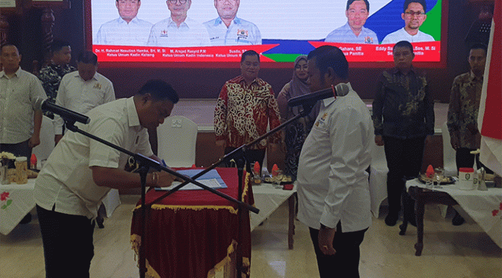 Bupati Kotim Halikinnor menyaksikan pelantikan dan pengukuhan pengurus Kadin Kotim masa bakti 2022 2027 Kamis malam 22 Desember 2022.