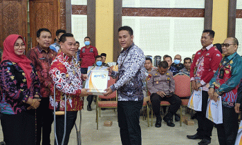 Bupati Kotim Halikinnor menyerahkan DIPA secara simbolis terhadap satuan kerja Jumat 9 Desember 2022.