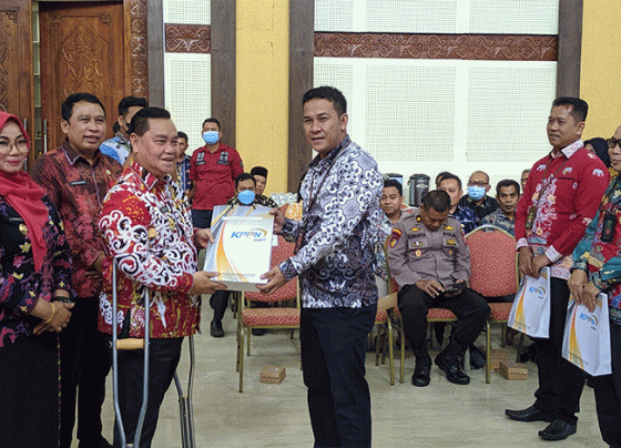 Bupati Kotim Halikinnor menyerahkan DIPA secara simbolis terhadap satuan kerja Jumat 9 Desember 2022.