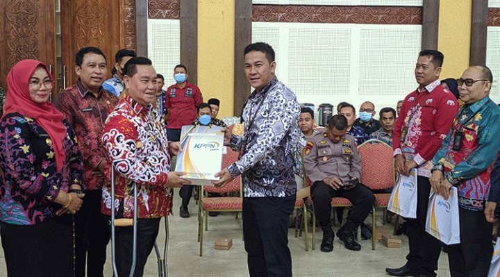 Bupati Kotim Halikinnor menyerahkan DIPA secara simbolis terhadap satuan kerja Jumat 9 Desember 2022.