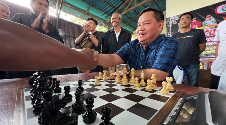 Bupati Kotim Halikinnor saat bermain catur usai membuka kegiatan Kejuaraan Catur Beregu Bupati Cup I Tahun 2023 dalam rangka Hari Jadi ke70 Kotim