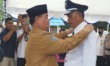 Bupati Kotim Halikinnor saat melantik Lelesyamsu mejadi Kepala Desa Bengkuang Makmur Senin 26 Desember 2022.