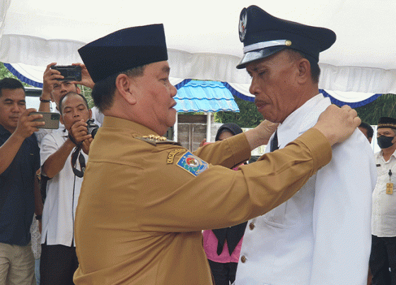 Bupati Kotim Halikinnor saat melantik Lelesyamsu mejadi Kepala Desa Bengkuang Makmur Senin 26 Desember 2022.